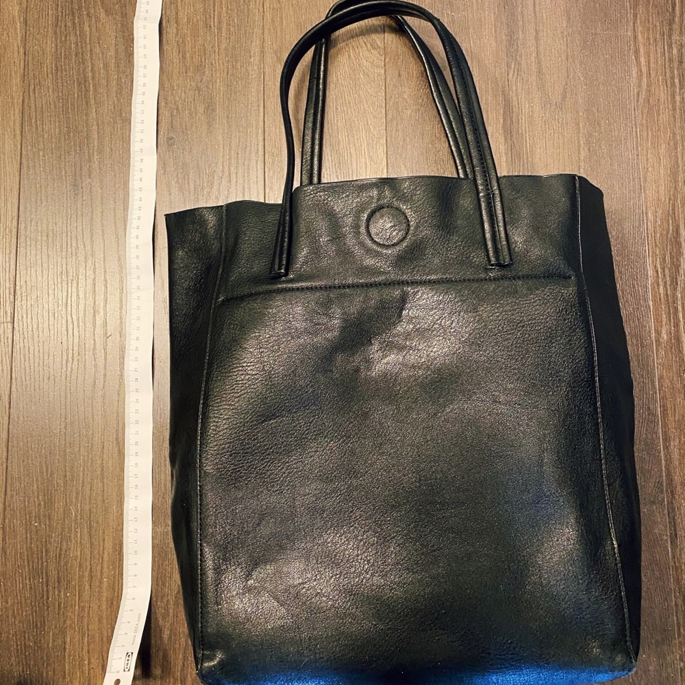 Black tote bag | Genuine leather | Suede pocket | Simons